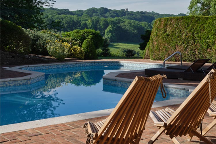750x500 Elsker 0002 Pool and chairs