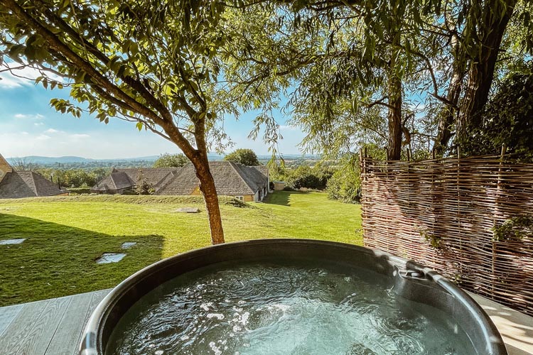 750x500 Hoot 0003 hot tub